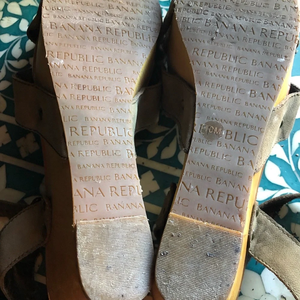Banana Republic Olive Green Platform Sands Size 10